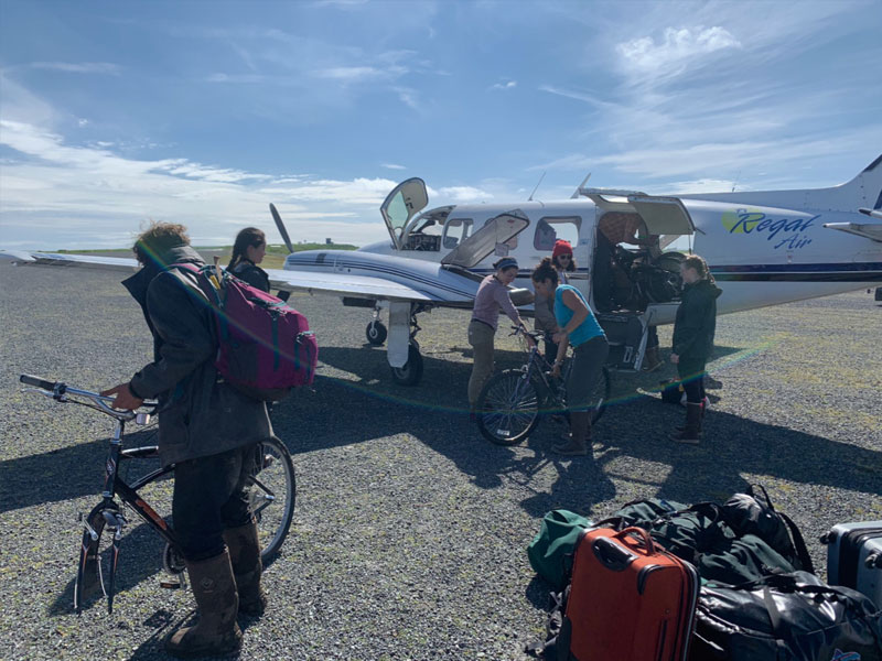 アラスカ本土から小型飛行機に乗ってミドルトン島に到着